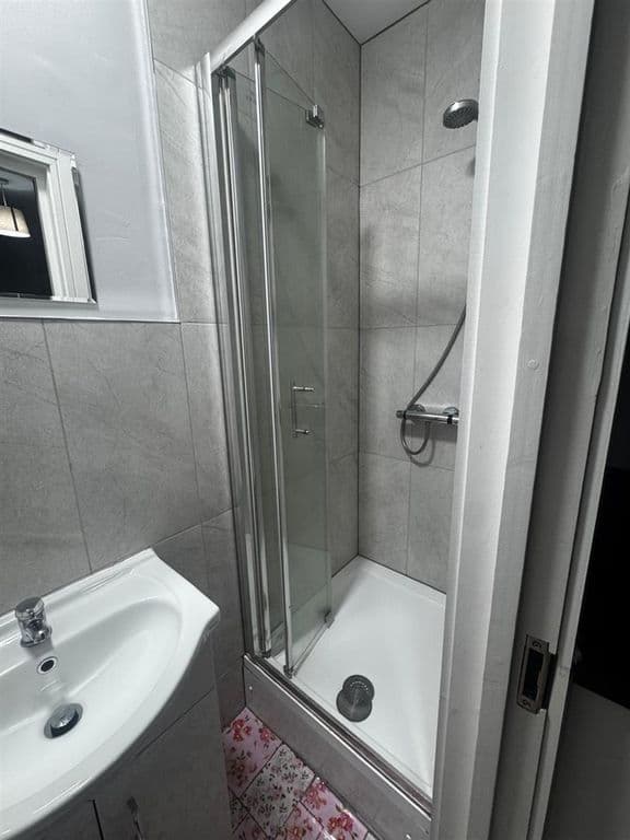 Kingston Road, New Malden thumbnail 3