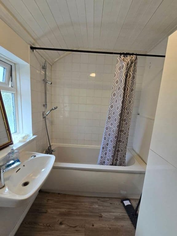 St Philip's Ave, Worcester Park thumbnail 3