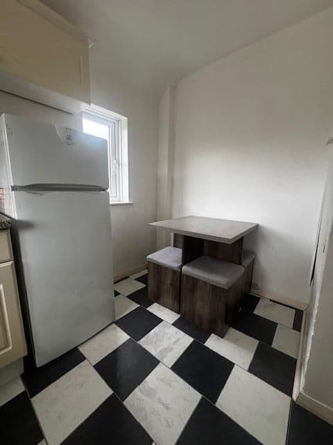 St Philip's Ave, Worcester Park thumbnail 4