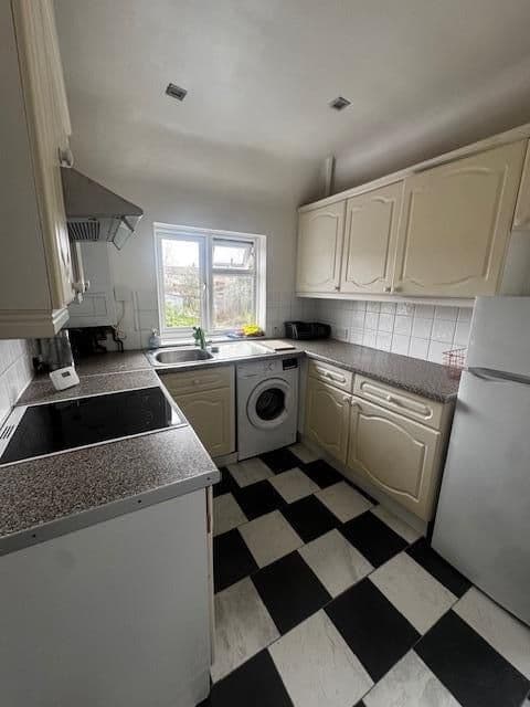 St Philip's Ave, Worcester Park thumbnail 5