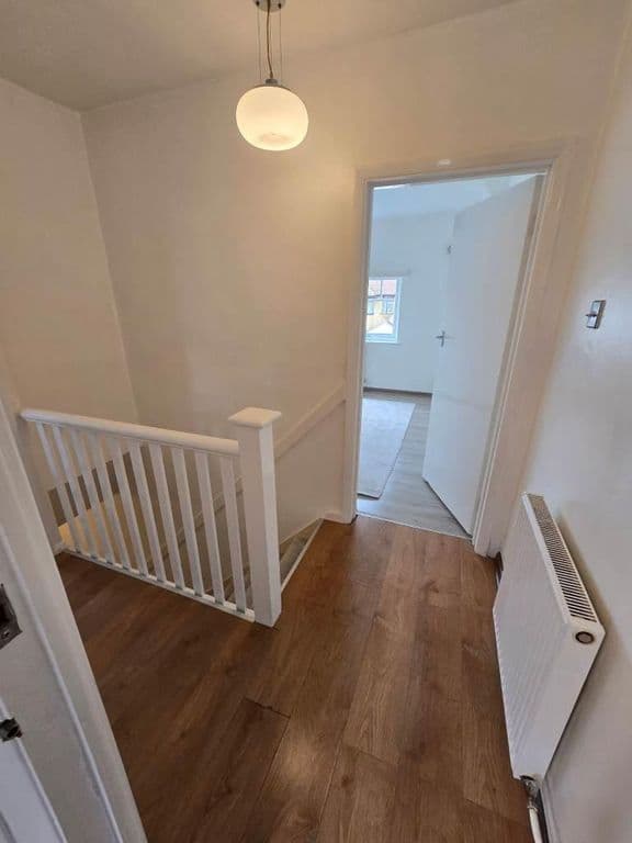 St Philip's Ave, Worcester Park thumbnail 6