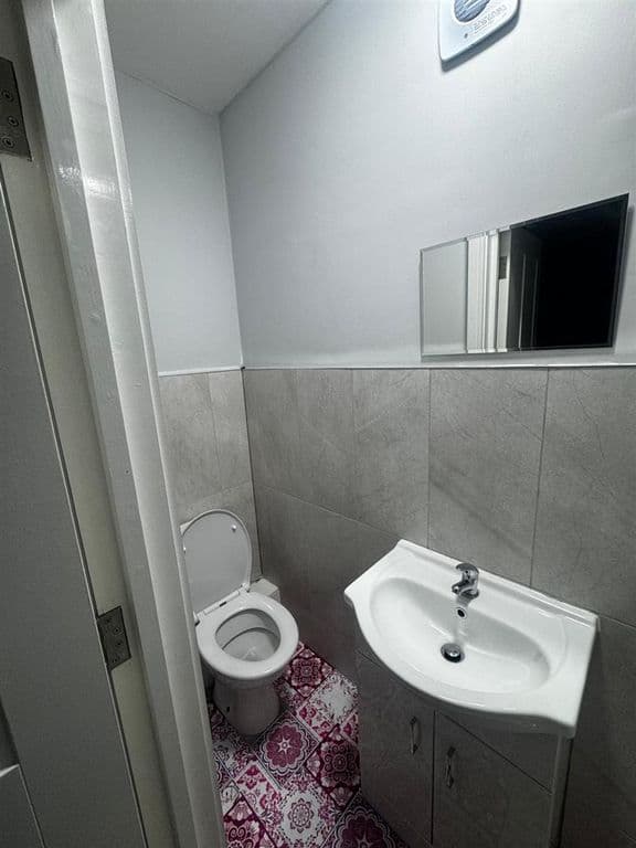 Kingston Road, New Malden thumbnail 4